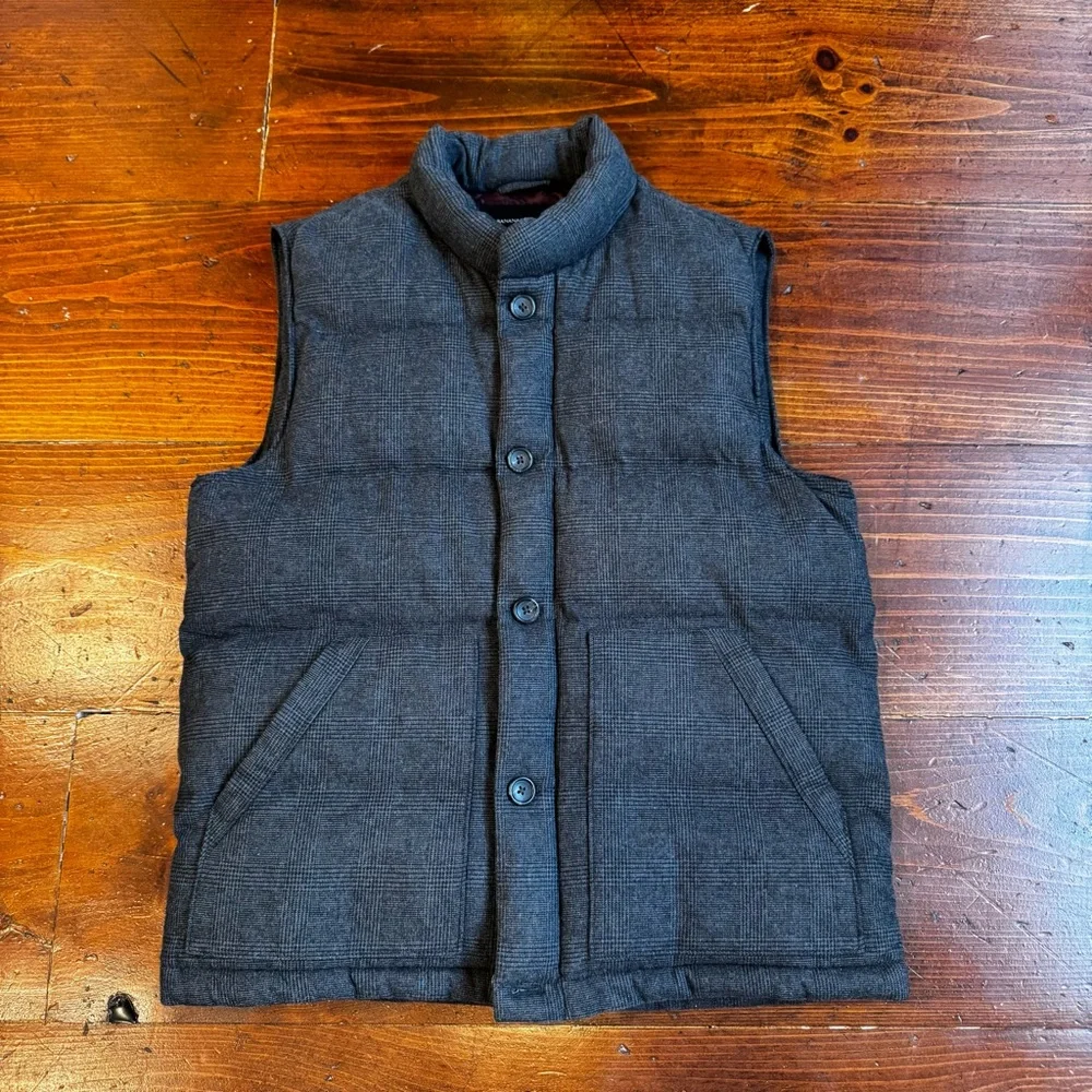 Banana‎ Republic Men's Gray Plaid Puffer Vest. Size Medium